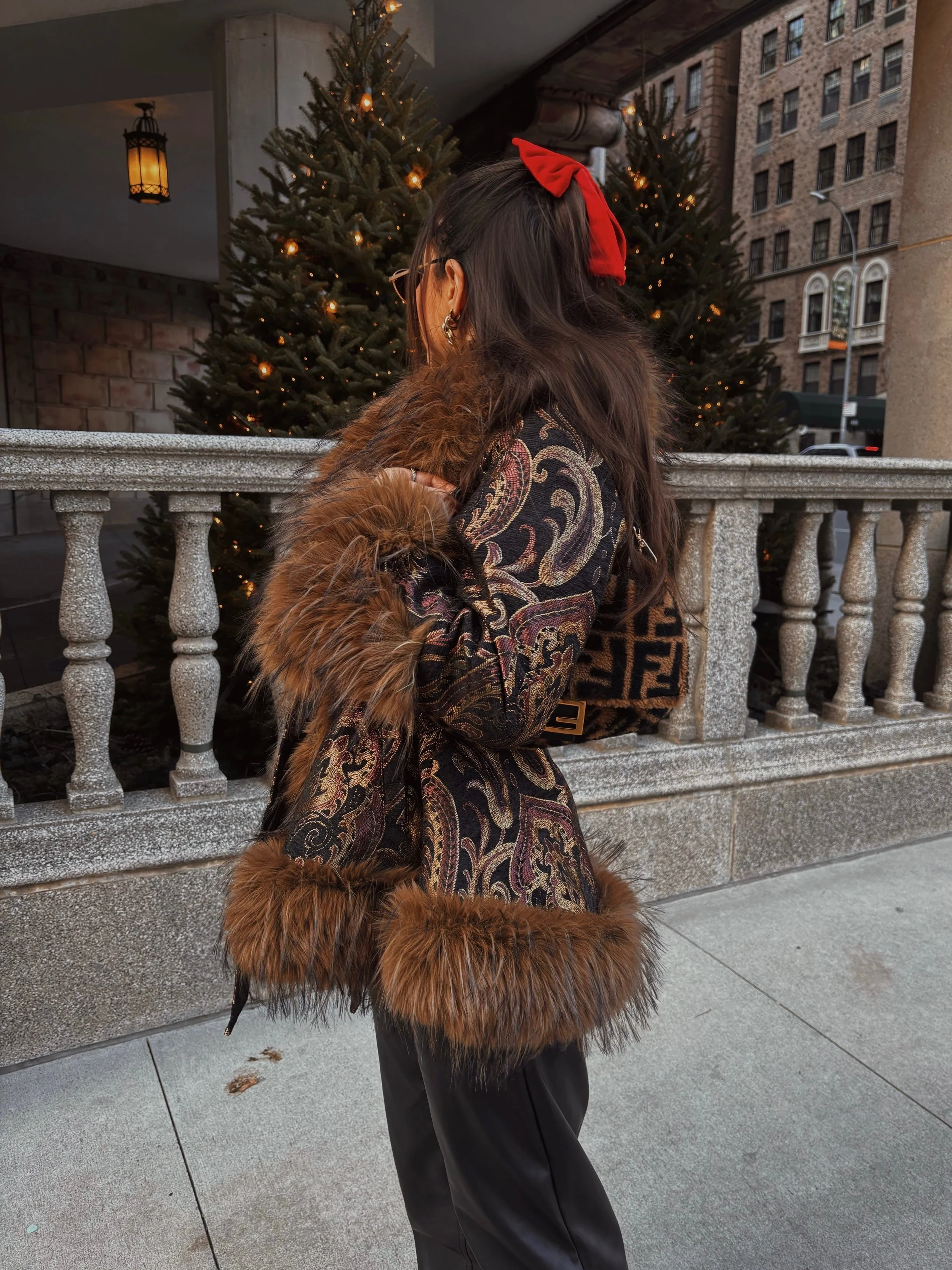 QTUMEボア&スウェード　シャール YULETIDE FT. AZALEA WANG — She's A Killer Queen | Beauty, Fashion